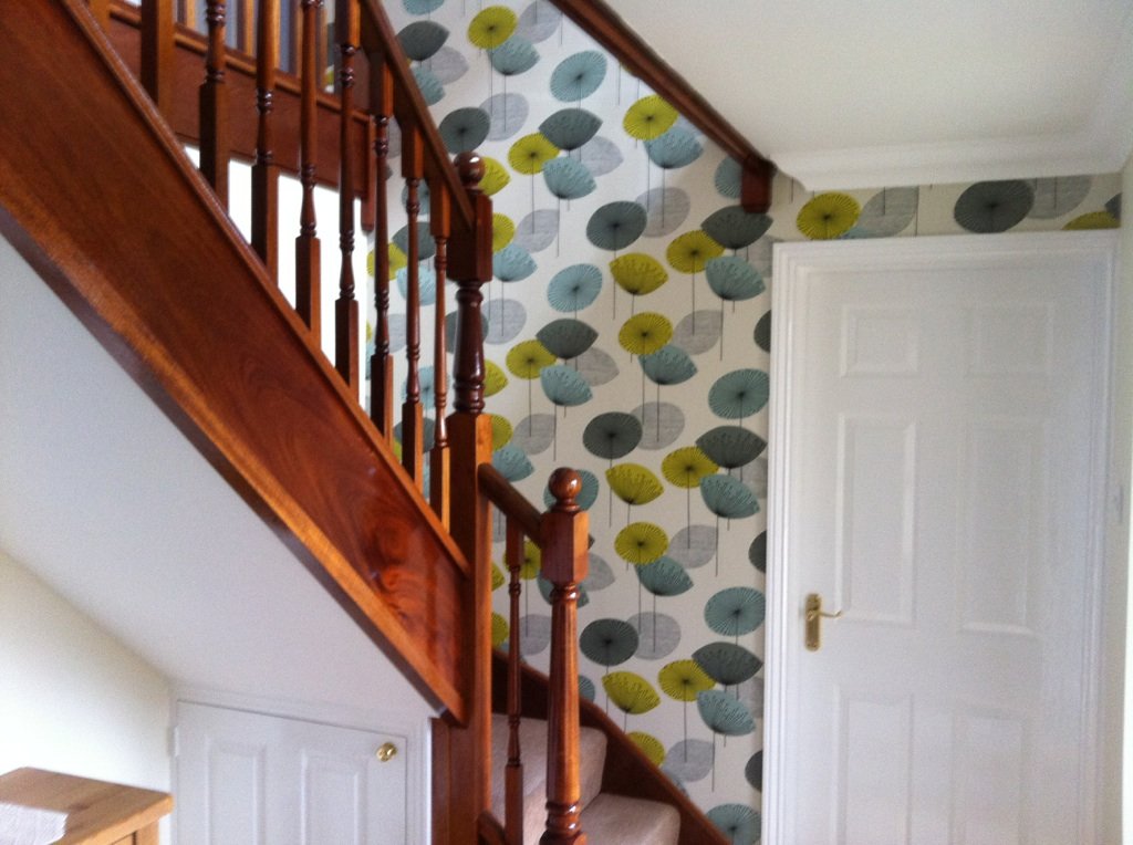 Stairwell hung with a retro circles wallpaper